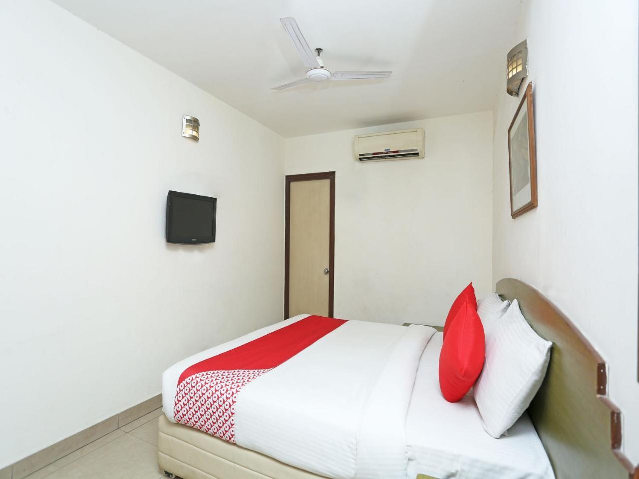Oyo 738 Hotel Green Castle Дели Экстерьер фото